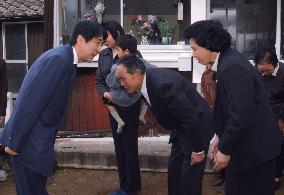 (1)Abe, Nakayama meet Hitomi Soga